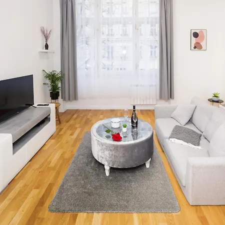 Διαμέρισμα Chic Flat On Jecna Walk To Wenceslas Sq And Museum *