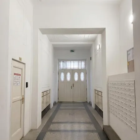 Chic Flat On Jecna Walk To Wenceslas Sq And Museum * Praha